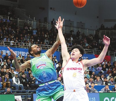 天津男篮新援克罗斯完成注册下轮参赛 深圳小将