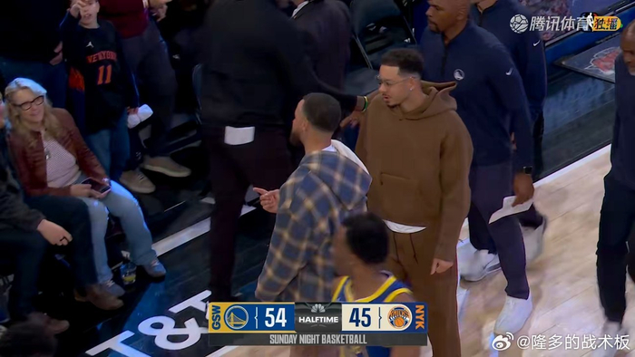 残阵勇士半场领先尼克斯9分 全队球员悉数登场