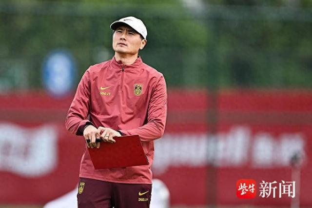 邵佳一执教首战：国足新