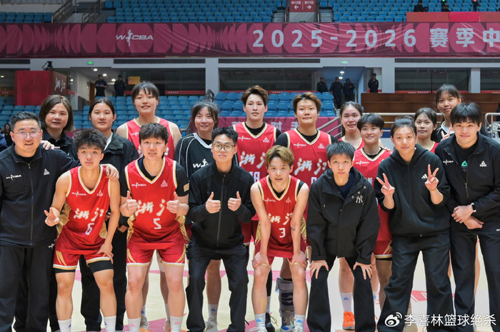 董可尔三分火力全开领跑联赛 中国女篮或借其神