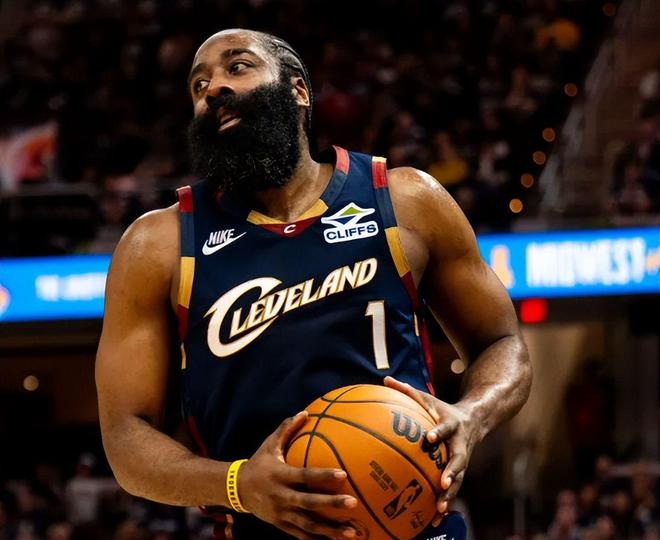 哈登22+10助骑士首胜 裁判争议引热议