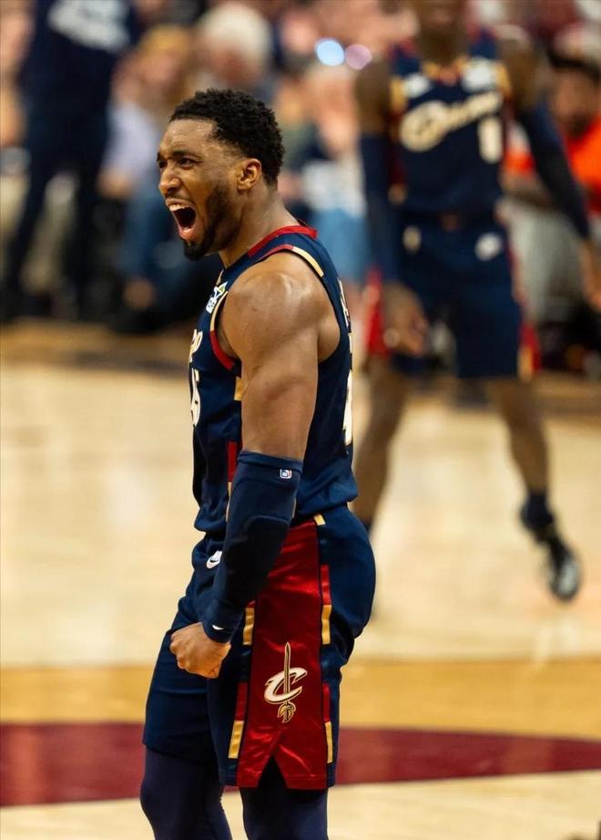 哈登22+10助骑士首胜 裁判争议引热议